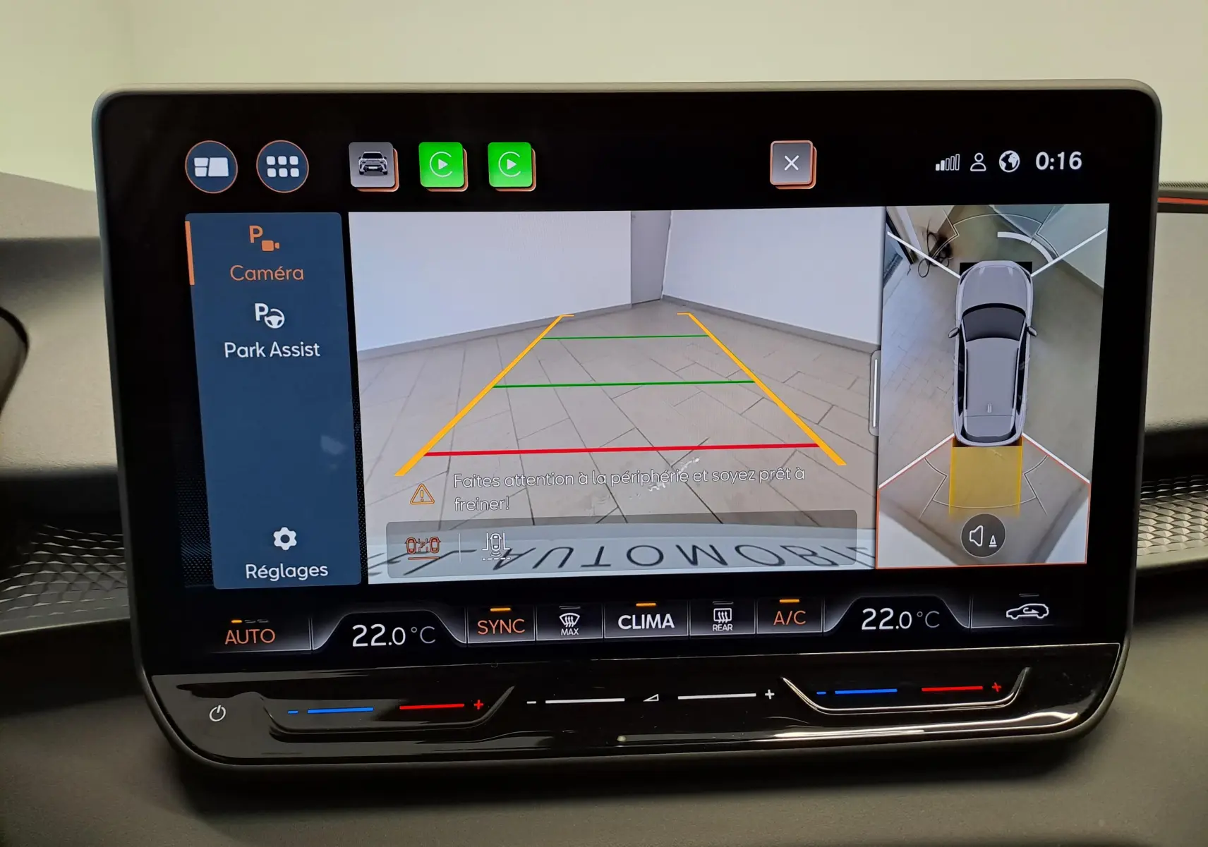 Vue écran intérieur de la caméra de recul et assistance au stationnement du CUPRA TERRAMAR blanc Nevada avec jantes 19'' Cosmic.