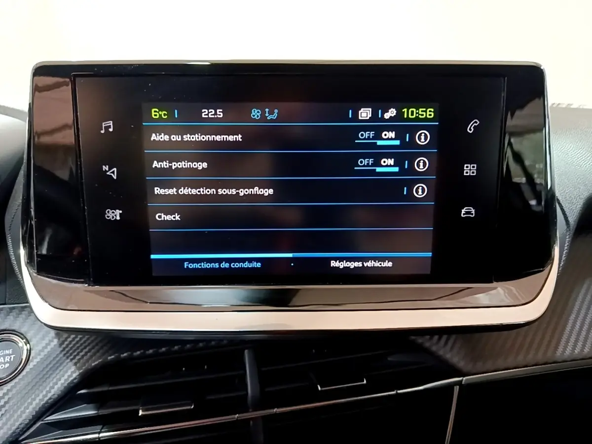 Écran tactile central de la Peugeot 208 électrique Active Business affichant les réglages d’aide à la conduite.