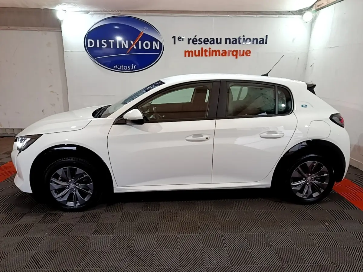 Peugeot 208 électrique Active Business blanc vue de profil côté gauche, avec jantes foncées et antenne arrière.