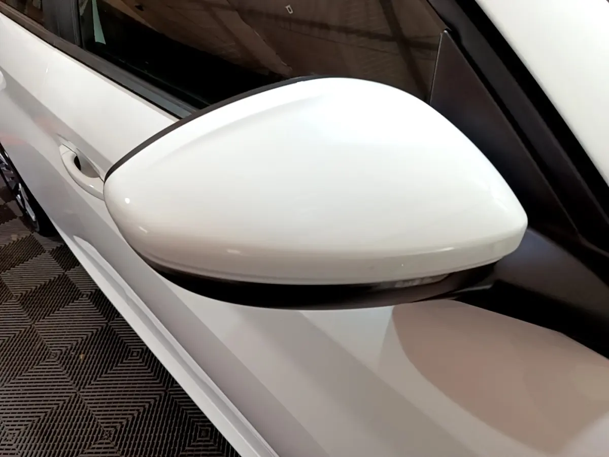 Rétroviseur droit blanc de la Peugeot 208 Electrique Active Business 2021, vue rapprochée côté conducteur.