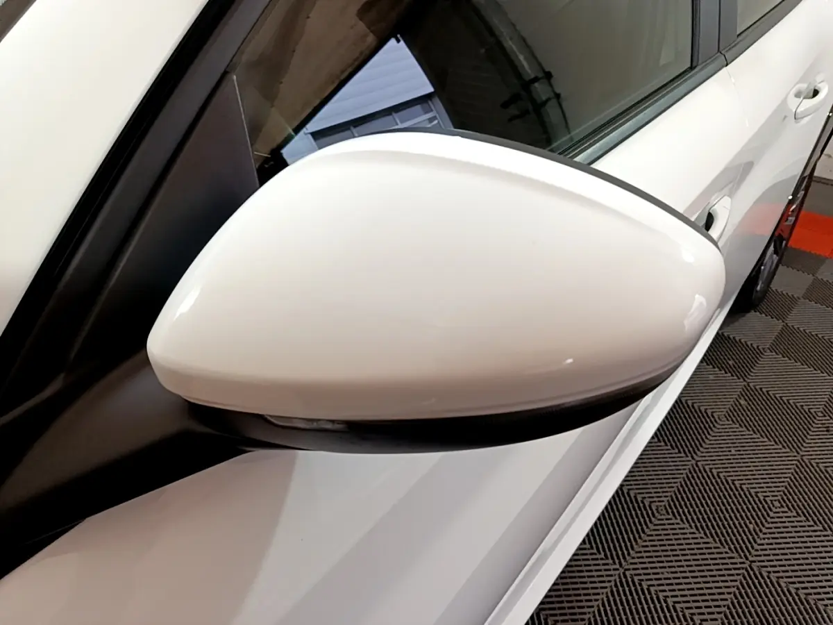Rétroviseur blanc côté gauche de la Peugeot 208 Electrique Active Business 2021, vue rapprochée en angle avant.