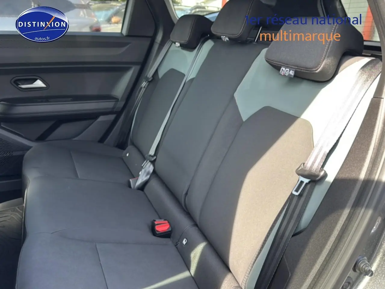 Vue latérale droite de la banquette arrière grise et noire du Dacia Bigster avec ceintures de sécurité visibles.