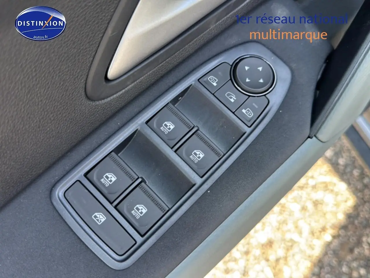 Gros plan sur les commandes des vitres et rétroviseurs côté conducteur du Dacia Bigster gris schiste.