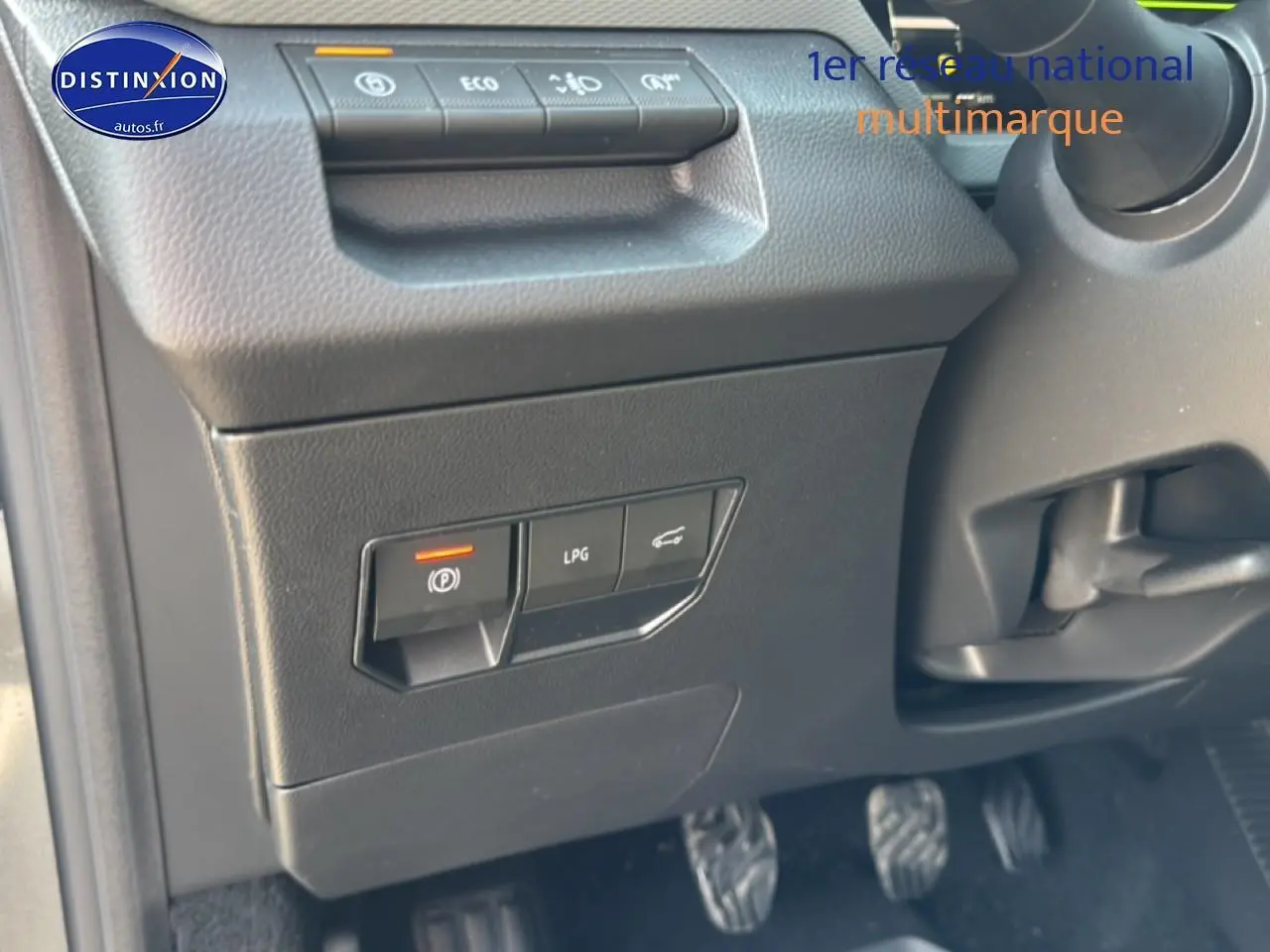 Vue intérieure côté conducteur du tableau de bord du Dacia Bigster gris schiste, avec commandes du frein à main électrique et GPL.