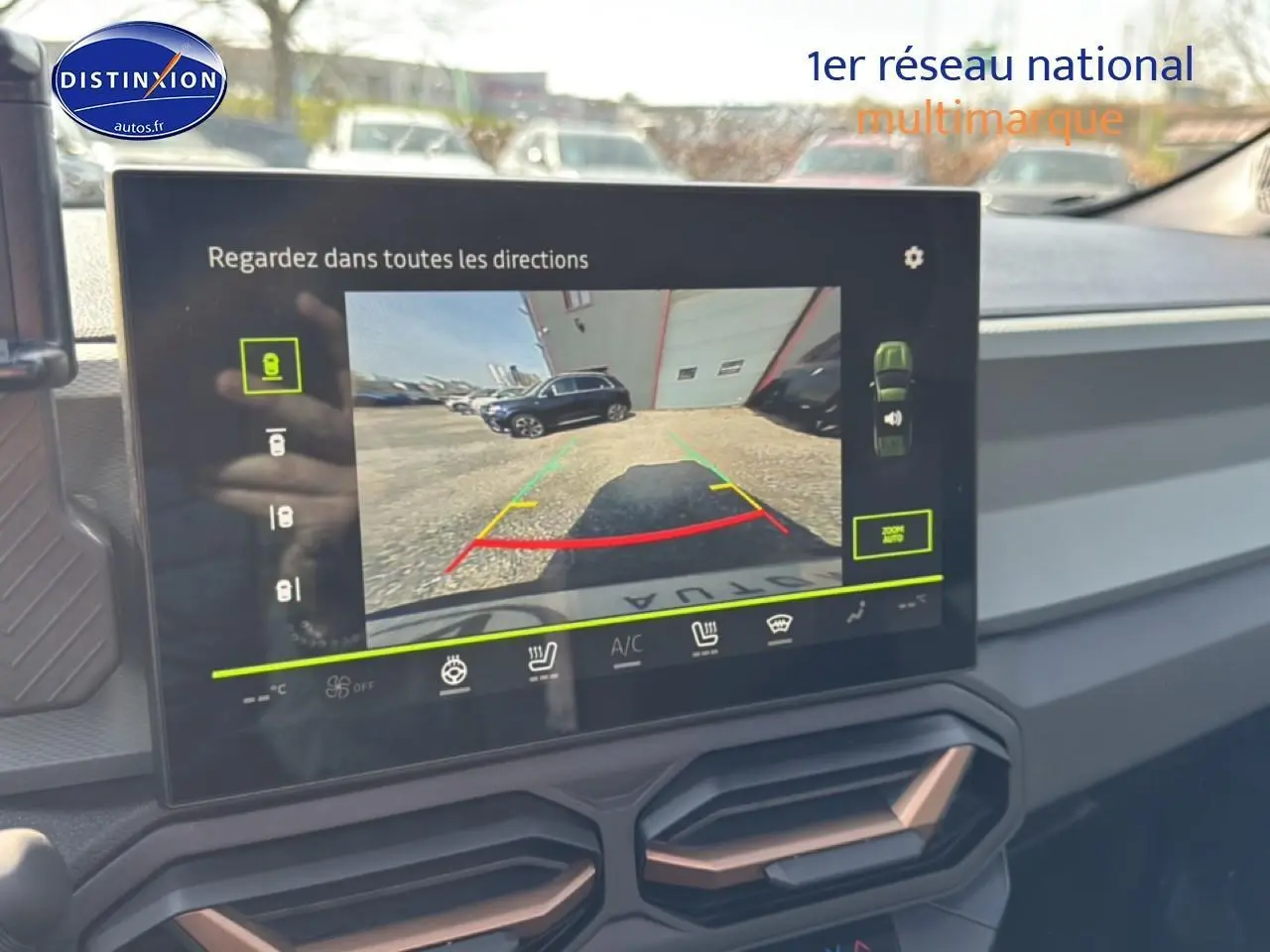 Vue intérieure sur l'écran tactile affichant la caméra de recul du Dacia Bigster gris schiste, avec tableau de bord moderne.