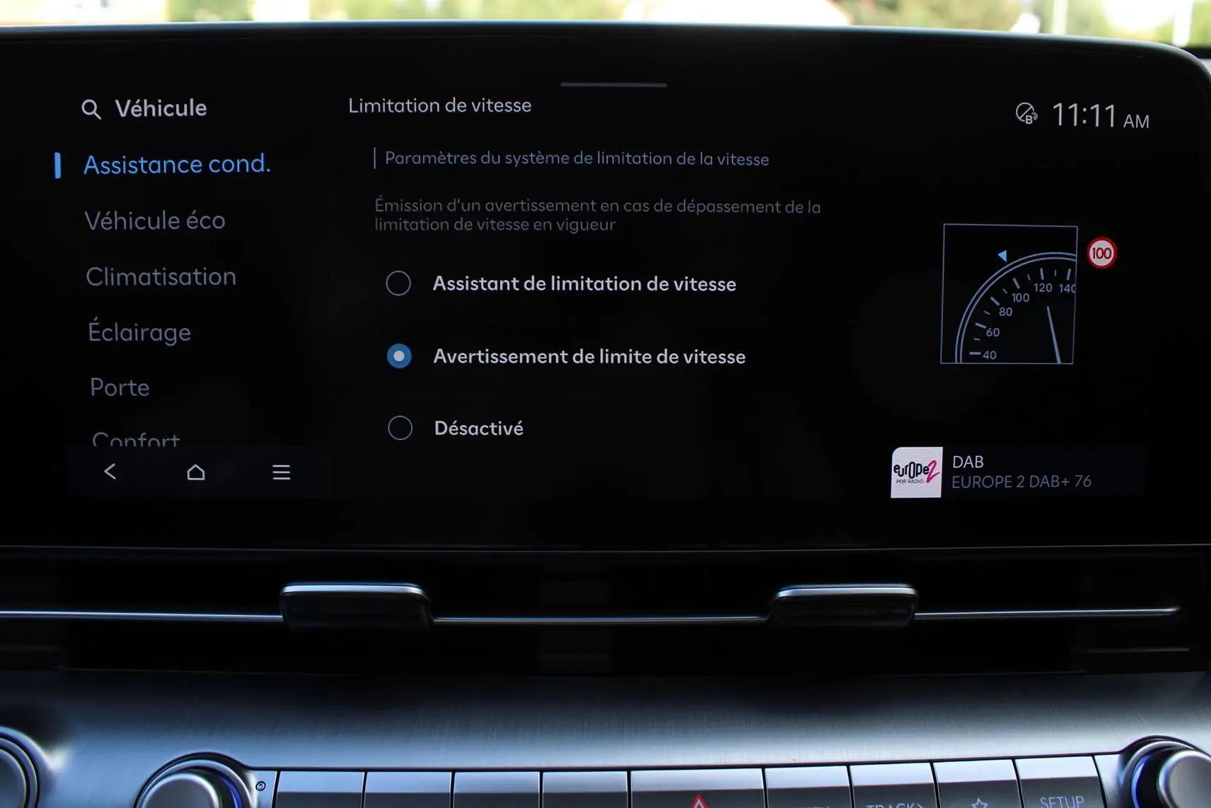 Écran central du Hyundai Kona 2024 affichant les options d'assistance à la limitation de vitesse, intérieur noir.