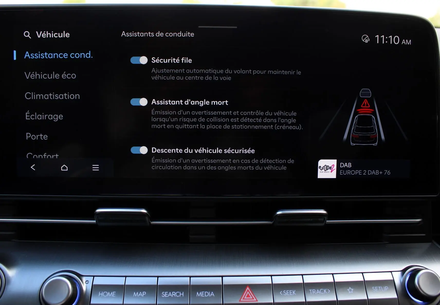 Affichage de l'écran tactile central de la Hyundai Kona 2024 montrant les options d'assistance à la conduite en intérieur noir.
