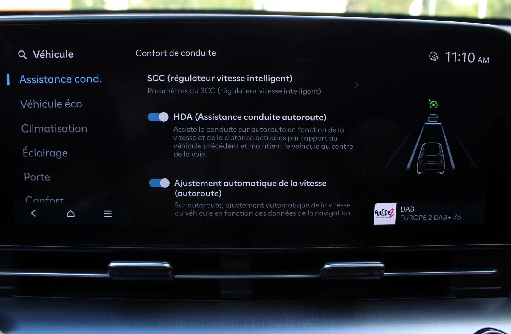 Écran central du Hyundai Kona 2024 affichant les options d’assistance à la conduite avec interface moderne et claire.