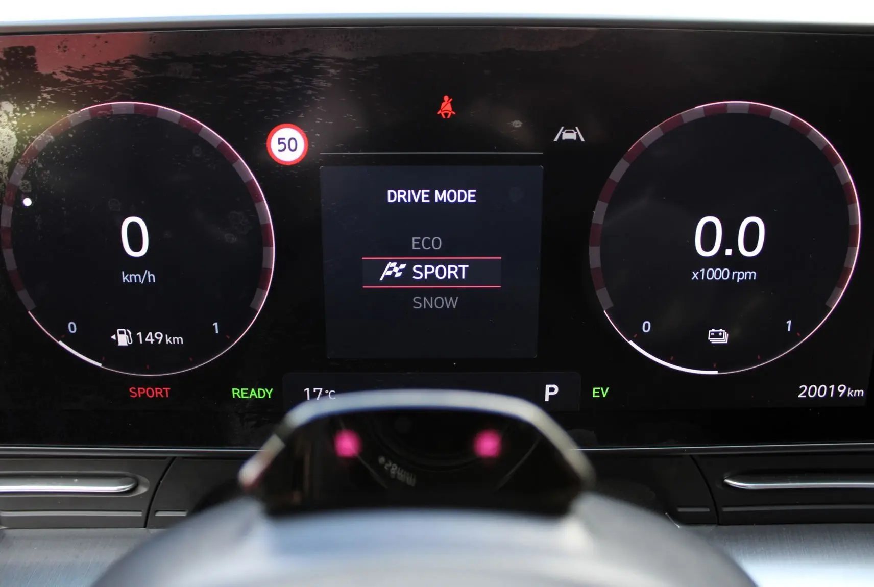 Tableau de bord numérique du Hyundai Kona 2024 affichant le mode de conduite Sport et la vitesse à 0 km/h.
