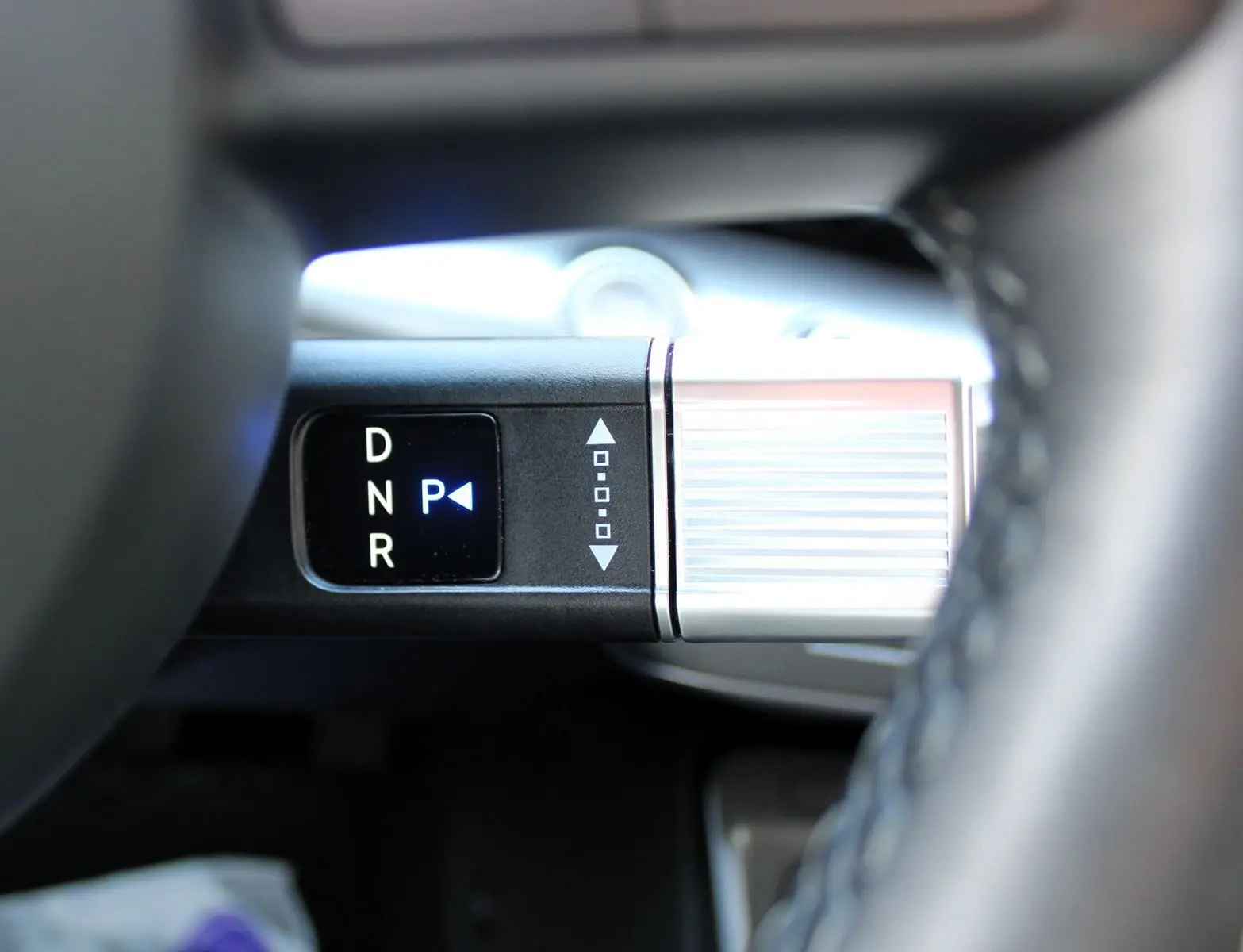 Gros plan sur la commande de boîte automatique avec affichage lumineux des modes D, N, R et P dans un Hyundai Kona 2024.