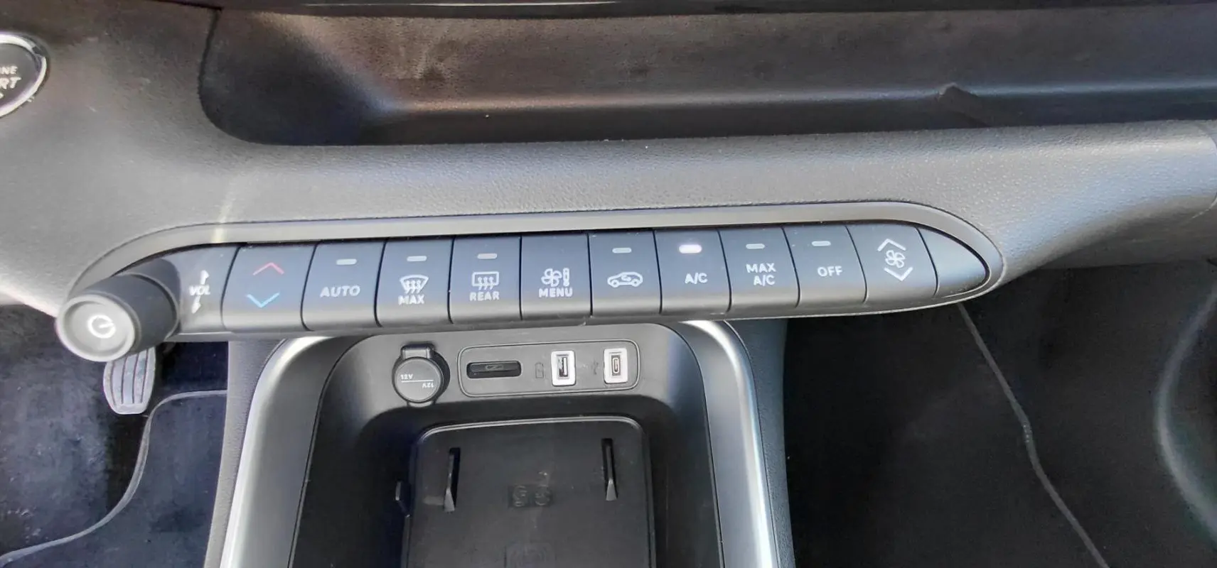 Vue rapprochée de la console centrale du Jeep Avenger 2025, montrant les commandes climatisation et ports USB.