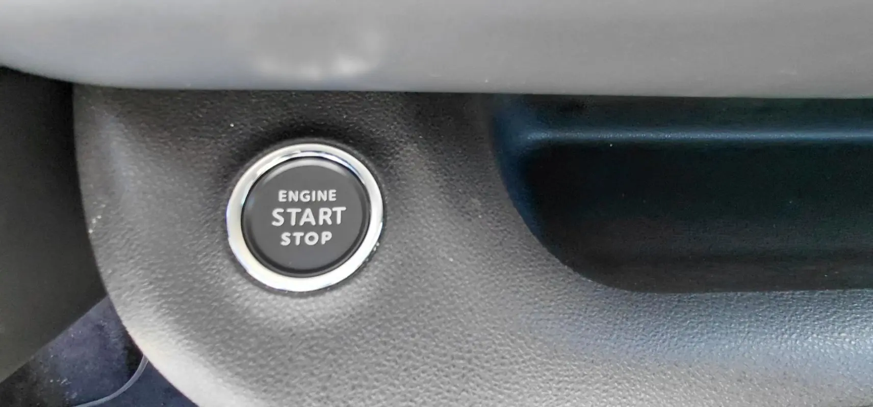 Gros plan sur le bouton Engine Start Stop dans l’habitacle du Jeep Avenger blanc 2025, version Summit.