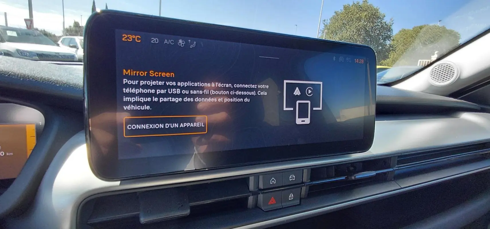 Vue intérieure du tableau de bord du Jeep Avenger 2025 blanc, avec écran tactile central affichant la connexion Mirror Screen.