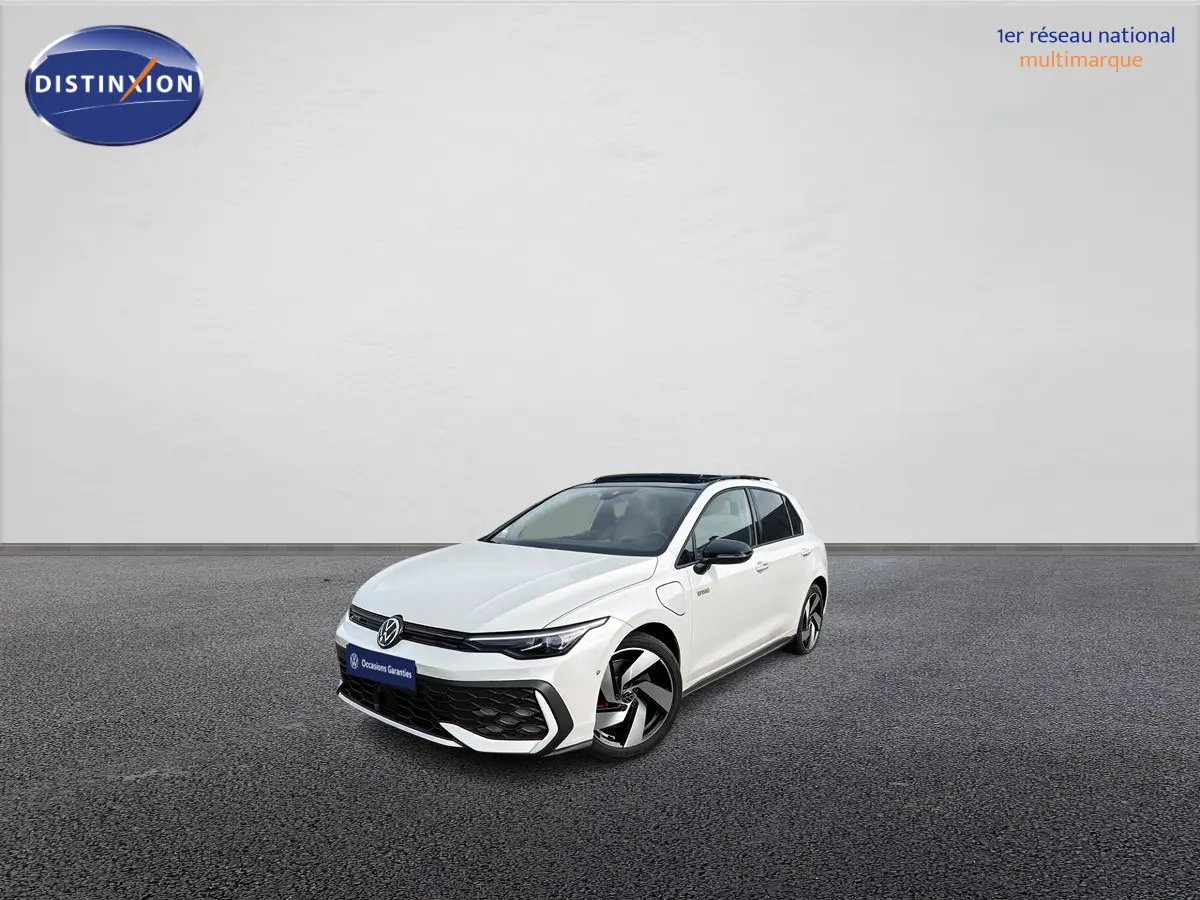 Volkswagen Golf 1.5 eHybrid blanche vue 3/4 avant droite avec jantes alliage noires et toit ouvrant panoramique.