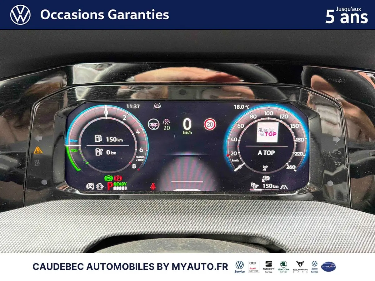 Vue rapprochée du tableau de bord digital de la Volkswagen Golf 1.5 eHybrid 2025 avec affichage numérique coloré.