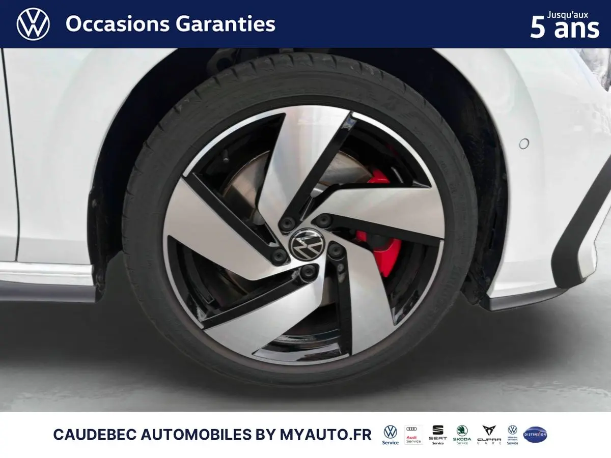 Gros plan sur la jante alliage Richmond noire et brillante de la Volkswagen Golf 1.5 eHybrid blanche côté avant droit.