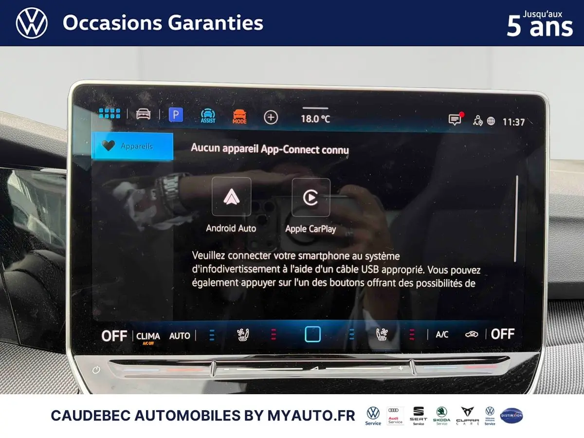 Écran tactile central de la Volkswagen Golf 1.5 eHybrid 2025 affichant les options Android Auto et Apple CarPlay.