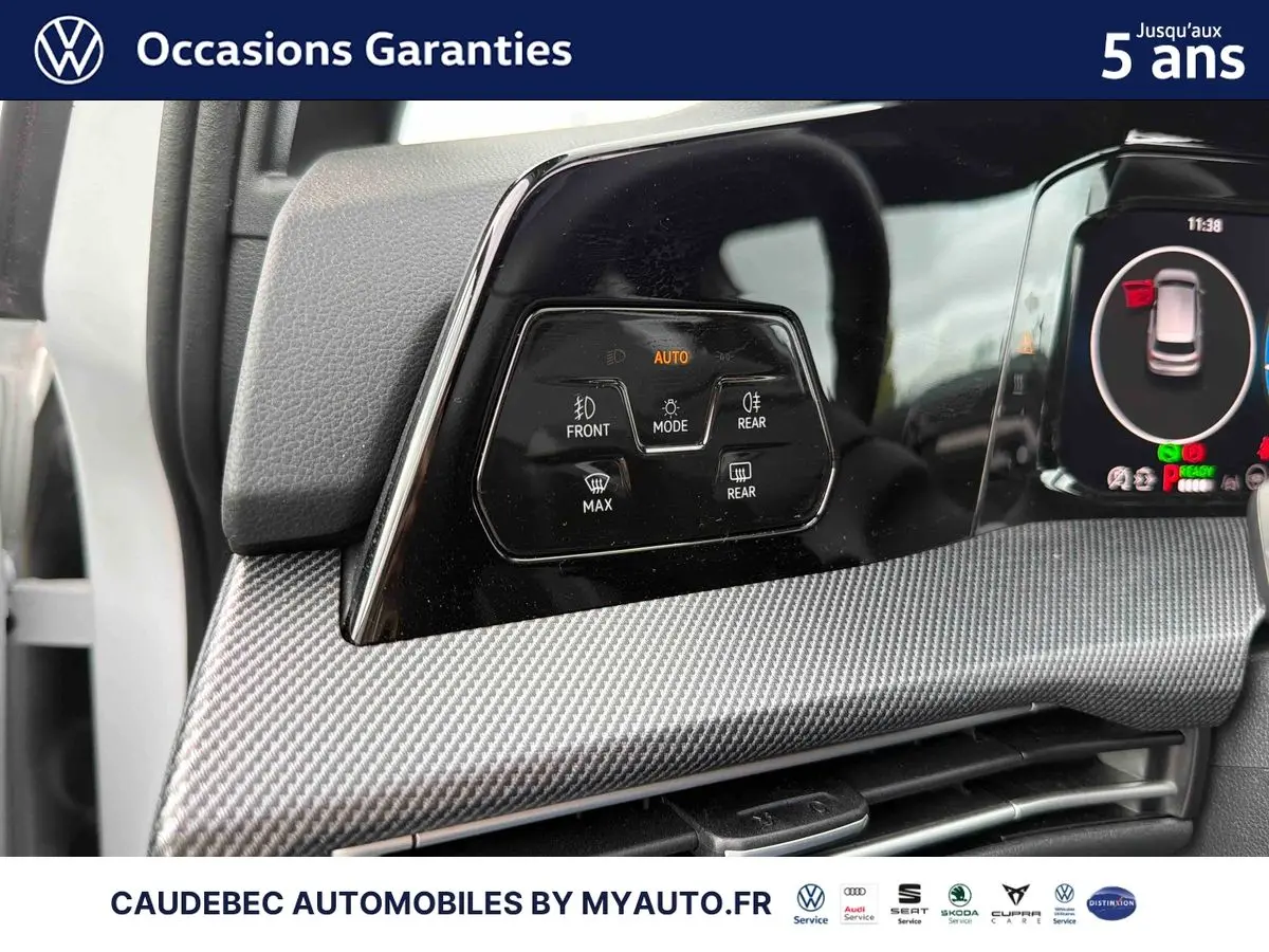 Détail du tableau de bord côté gauche avec commandes d’éclairage sur Volkswagen Golf 1.5 eHybrid blanche 2025.