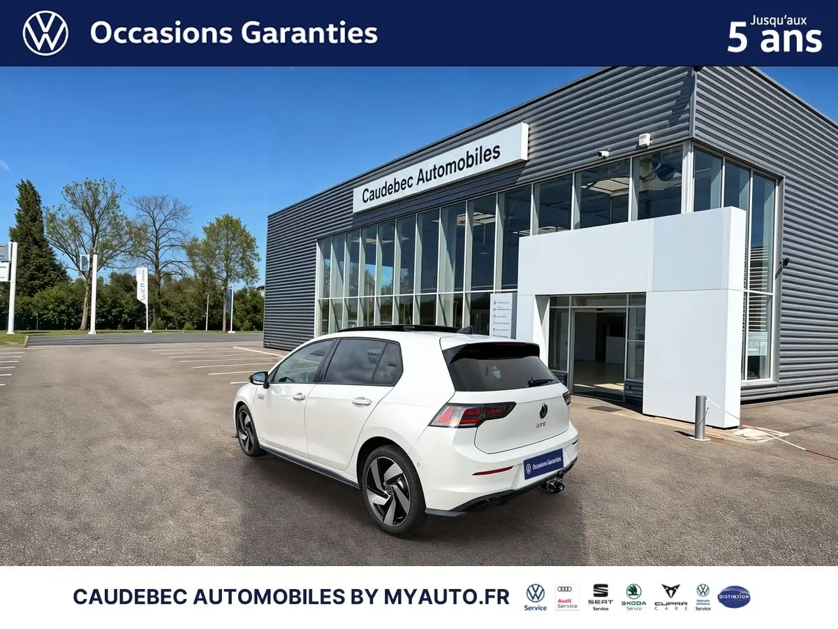 Volkswagen Golf 1.5 eHybrid blanche vue 3/4 arrière droit devant concession Caudebec Automobiles.