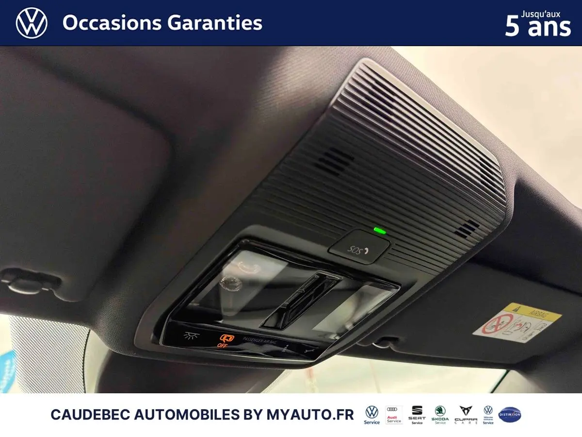 Détail du plafonnier intérieur noir avec commandes d’éclairage et bouton SOS sur Volkswagen Golf blanche 2025.