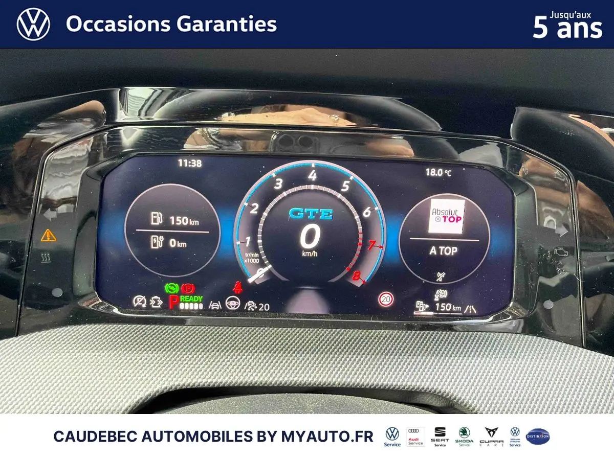 Vue rapprochée du tableau de bord digital de la Volkswagen Golf 1.5 eHybrid 272 DSG6 affichant le compteur GTE et diverses informations de conduite.
