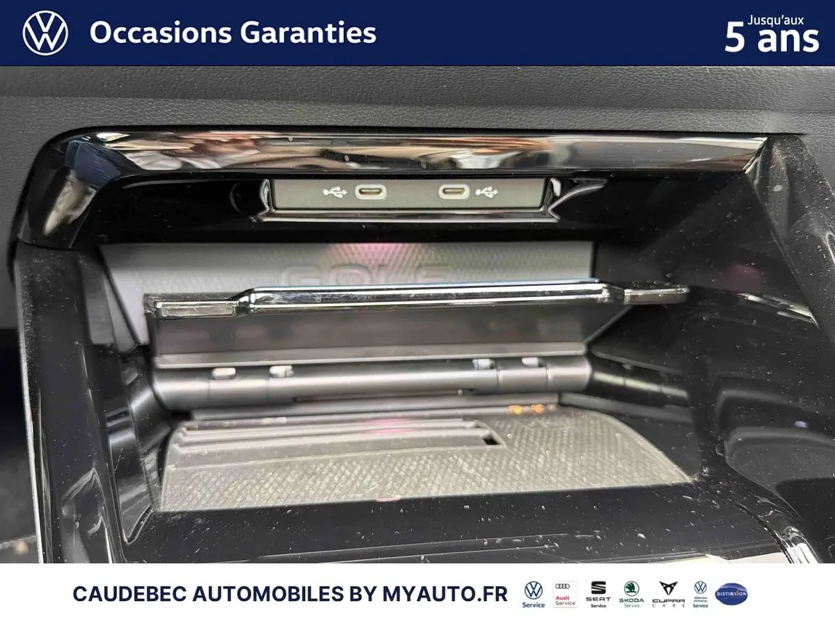 Gros plan sur la console centrale noire de la Volkswagen Golf 1.5 eHybrid 272 DSG6 avec ports USB-C visibles.