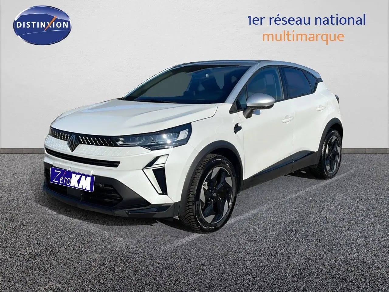 Renault Captur E-Tech hybride blanc nacré vue 3/4 avant droit avec toit gris et jantes noires distinctives.