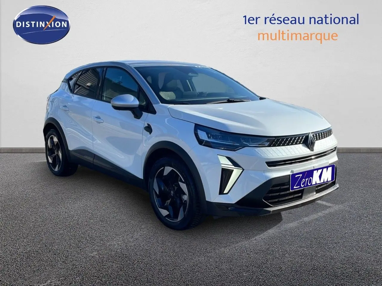 Renault Captur E-Tech hybride blanc nacré toit gris, vue 3/4 avant droit avec feux LED et jantes noires.
