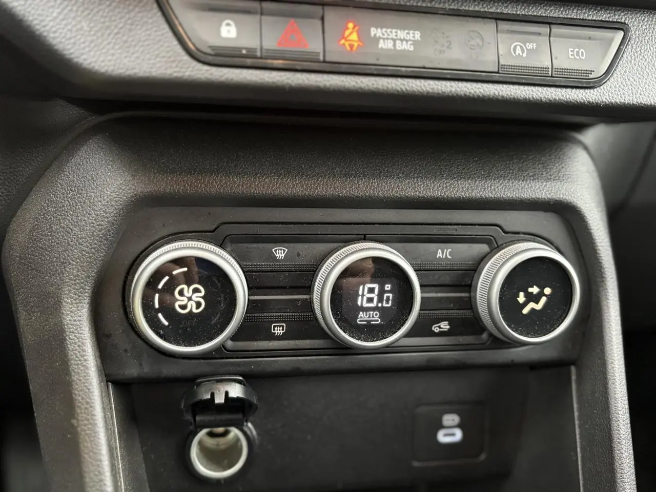 Gros plan sur les commandes de climatisation automatique du tableau de bord du Dacia Jogger 2025.