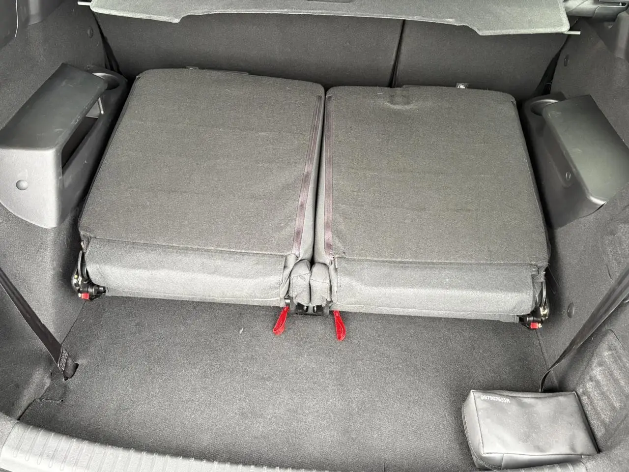 Vue du coffre avec les deux sièges arrière rabattus, montrant l’espace de chargement du Dacia Jogger 2025.