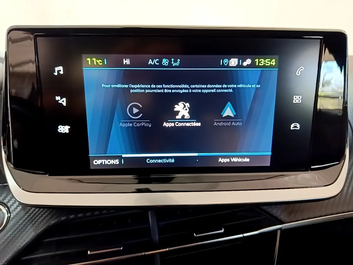 Écran tactile central 7 pouces de la Peugeot 208 électrique Active Business blanc, affichant Apple CarPlay et Android Auto.