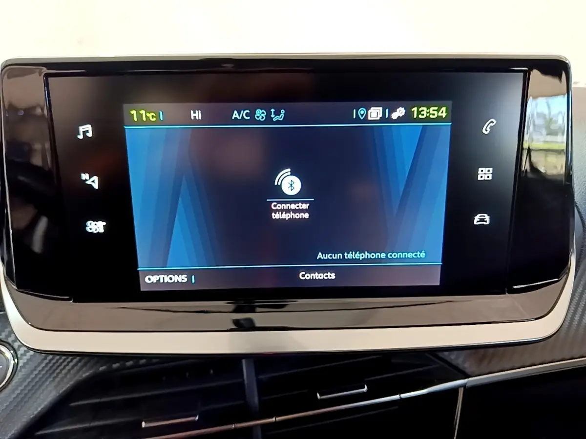 Écran tactile central 7 pouces de la Peugeot 208 électrique Active Business, affichage Bluetooth et climatisation visible.