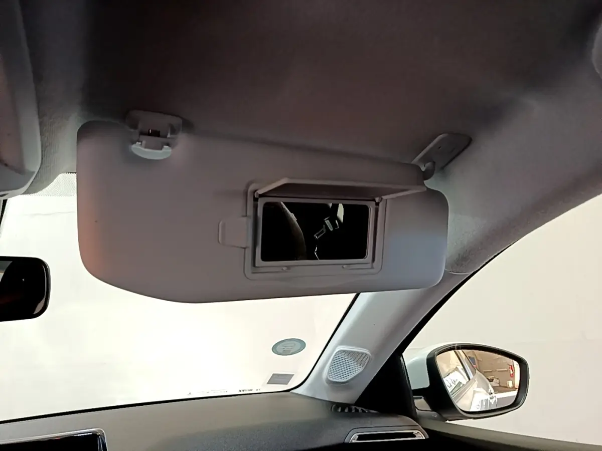 Intérieur du PEUGEOT 208 Electrique blanc 2021, vue du pare-soleil côté conducteur avec miroir ouvert.