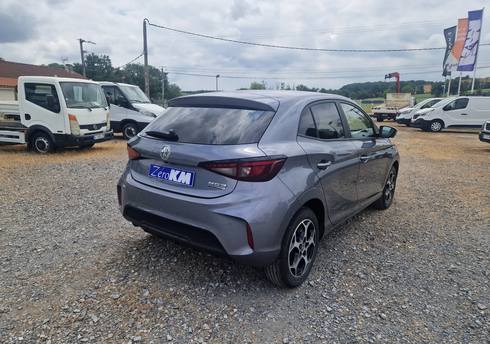 Vue 3/4 arrière droite d'une MG3 1.5L Hybrid+ Luxury gris Hampstead, avec jantes alliage et vitres teintées.