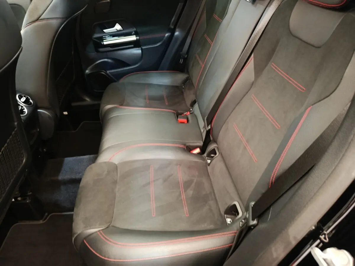 Vue intérieure côté droit des sièges arrière noirs avec surpiqûres rouges du Mercedes GLA 250 e AMG Line 2021 hybride rechargeable.