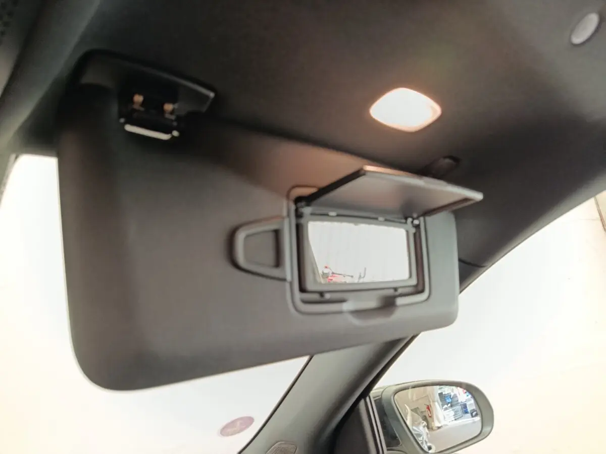 Détail intérieur du pare-soleil côté conducteur avec miroir éclairé sur Mercedes GLA noir 2021.