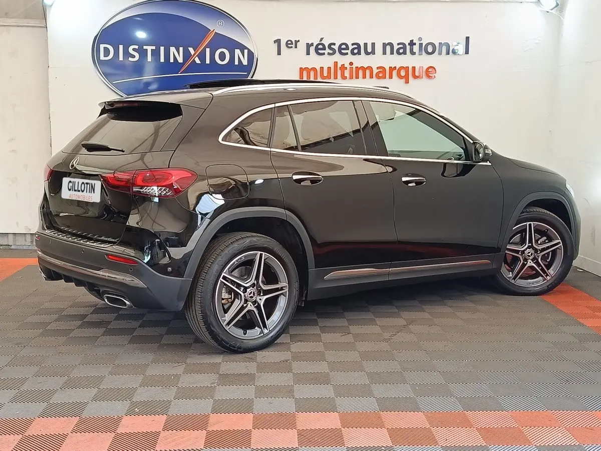 Vue côté droit arrière d'un Mercedes GLA 250 e AMG Line noir, avec jantes alliage et feux arrière LED visibles.