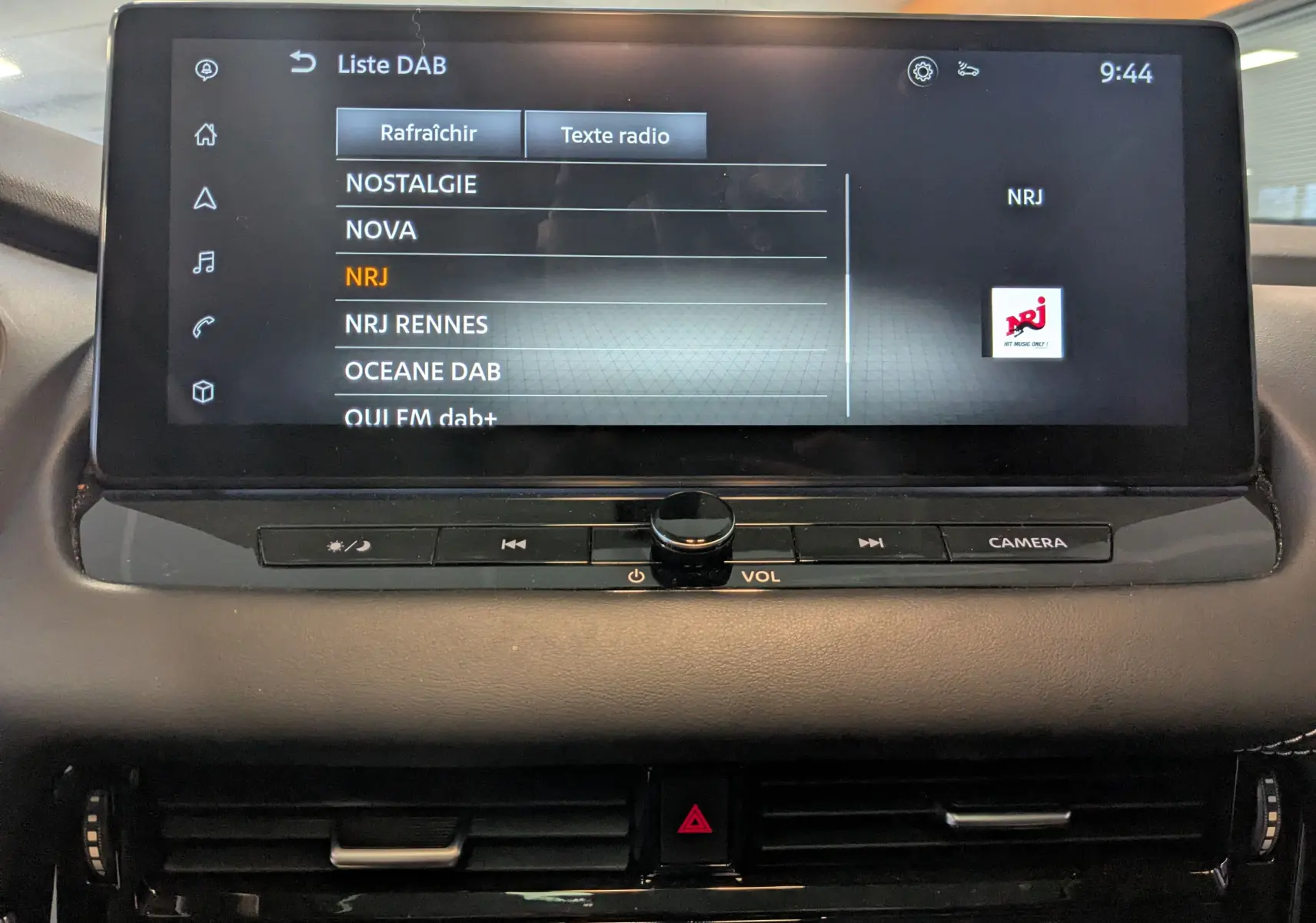 Écran tactile central du Nissan Qashqai 2024 affichant la liste des radios DAB avec sélection sur NRJ.