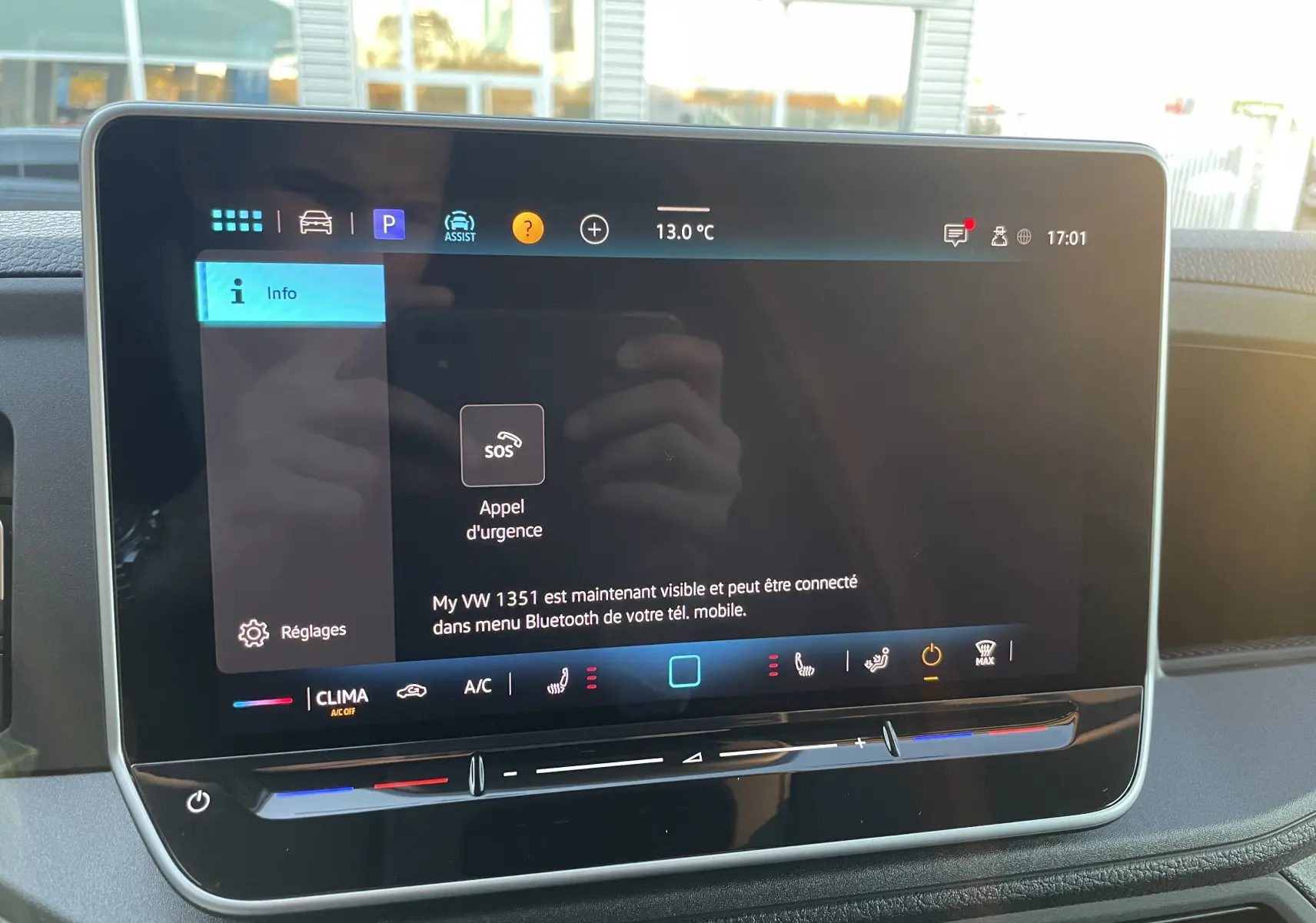 Écran tactile 10 pouces du système de navigation Discover Média dans le tableau de bord du Volkswagen Crafter noir intense 2025.
