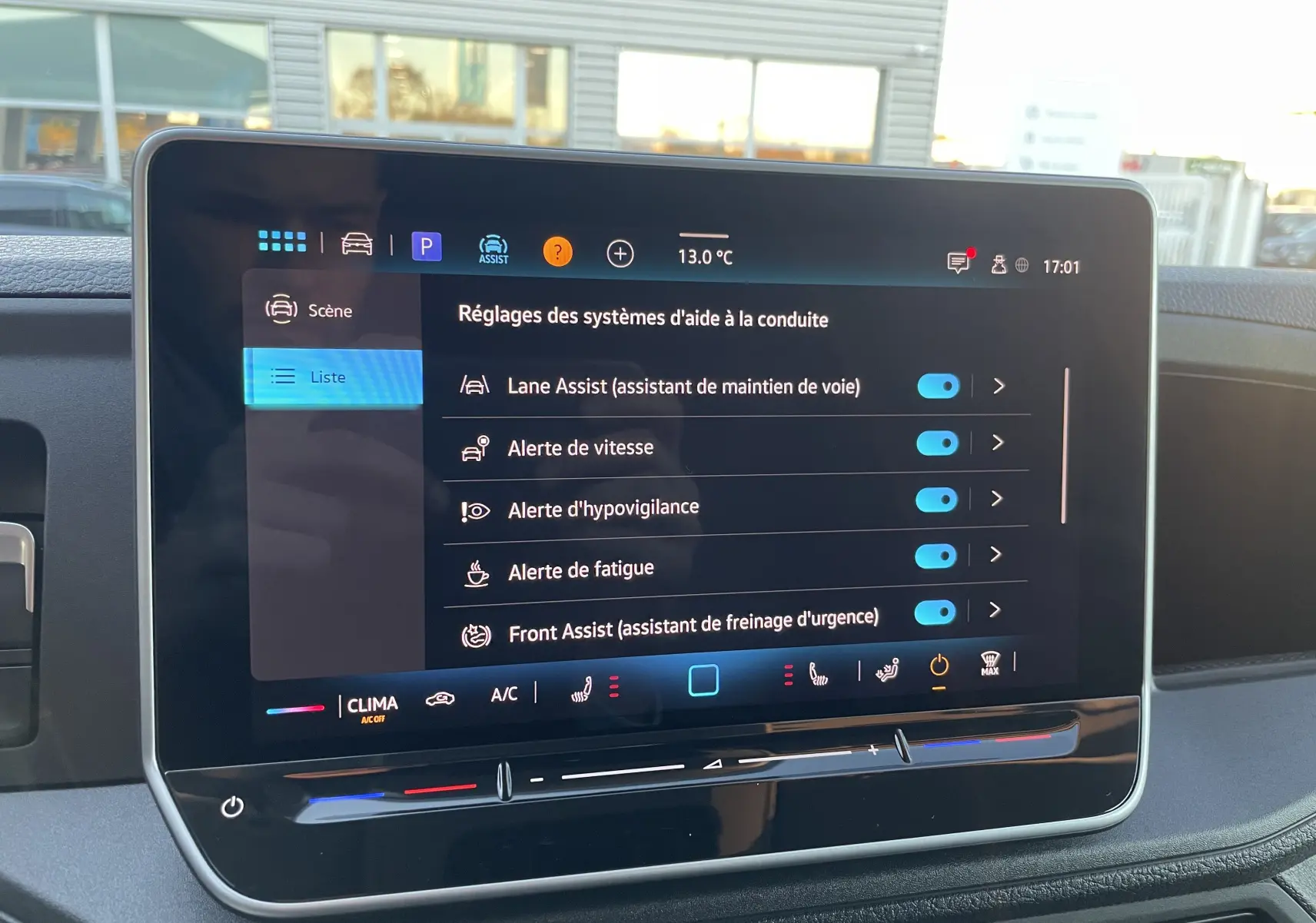 Écran tactile 10'' du système d'aide à la conduite du Volkswagen Crafter Van noir, affichant les réglages d'assistances.