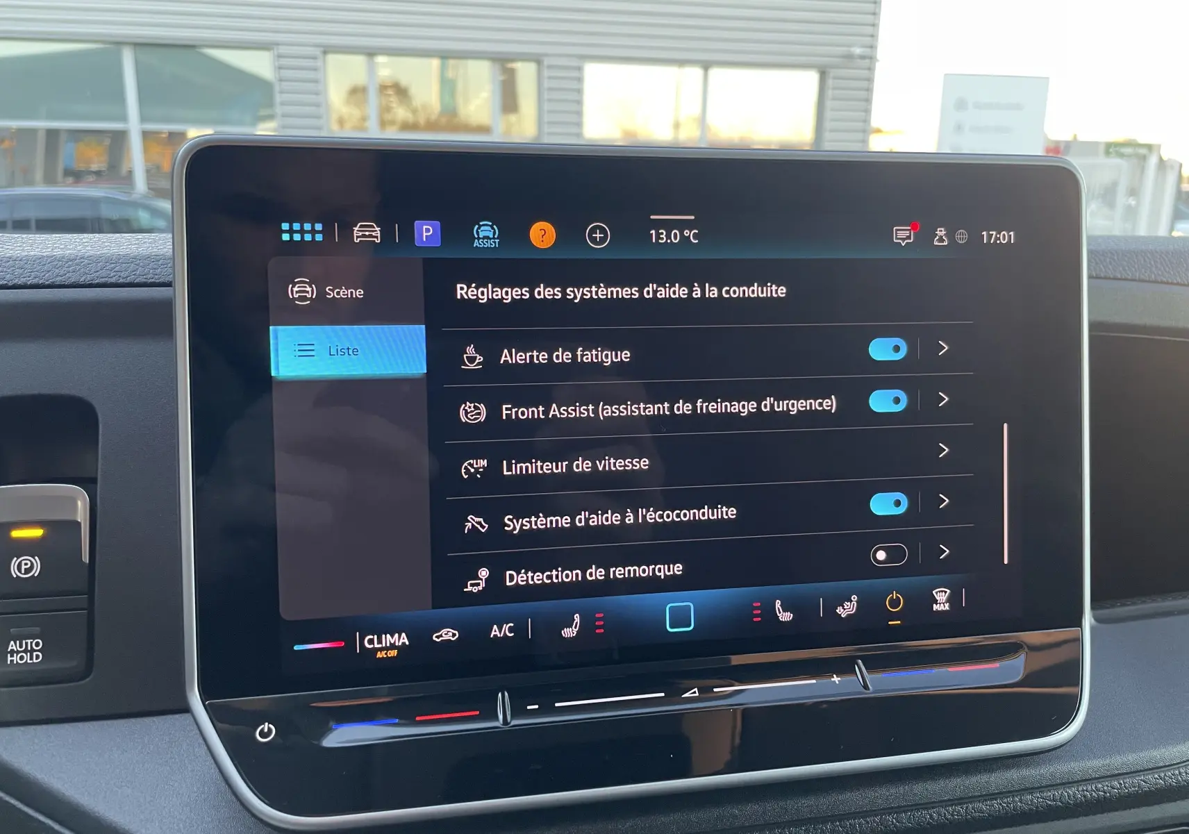 Écran tactile 10,4'' du système d'aide à la conduite dans le tableau de bord du Volkswagen Crafter noir intense 2025.