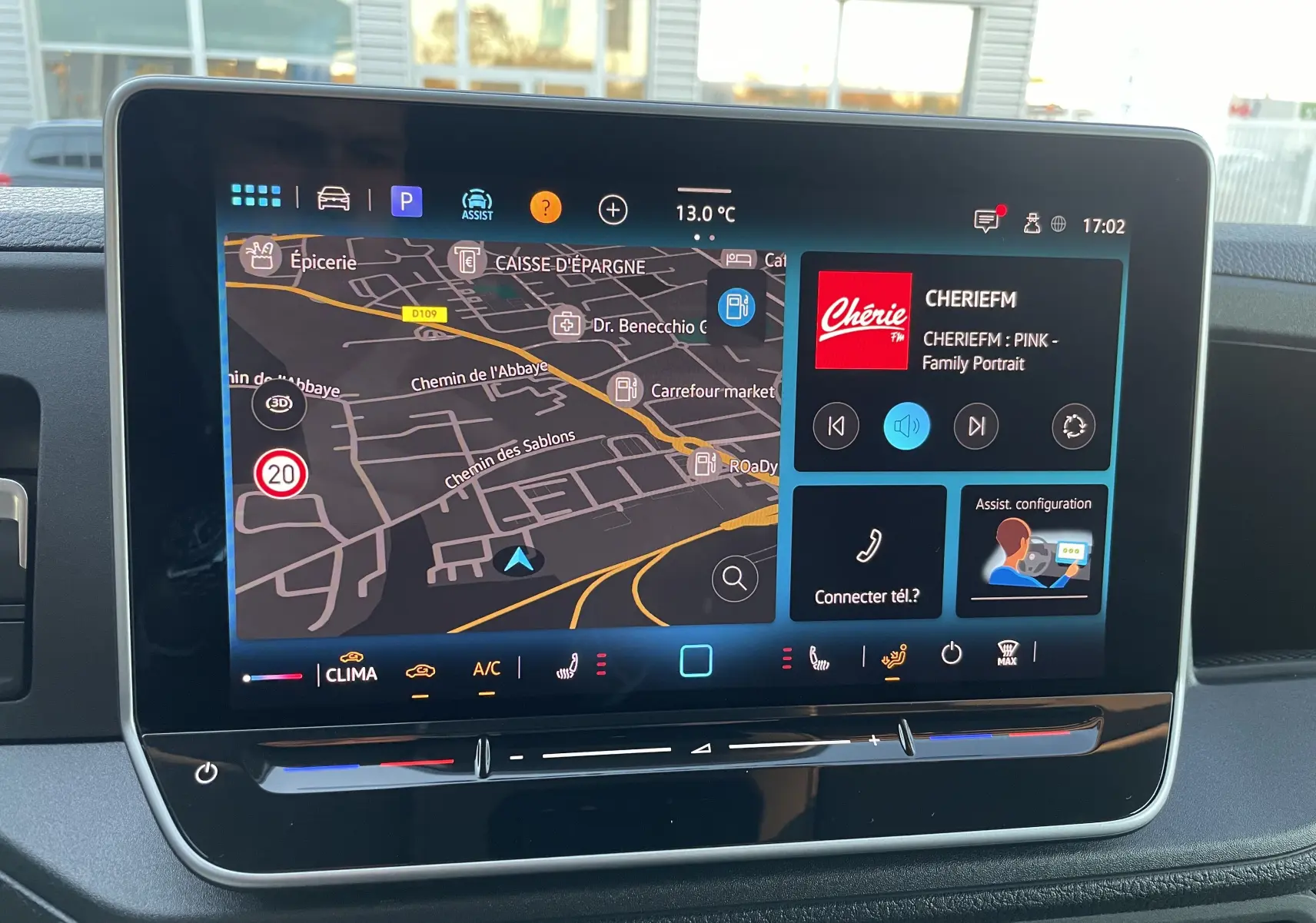 Écran tactile de 10,4'' du système de navigation Discover Média dans le tableau de bord du Volkswagen Crafter noir intense.
