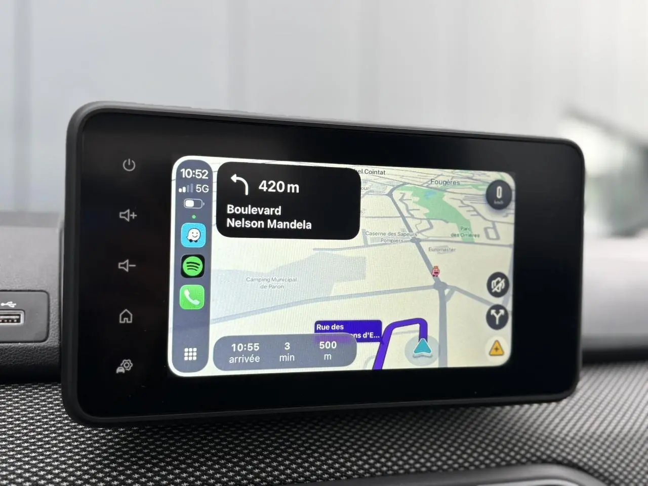 Écran tactile multimédia du tableau de bord du Dacia Jogger affichant la navigation GPS en mode Apple Car Play.