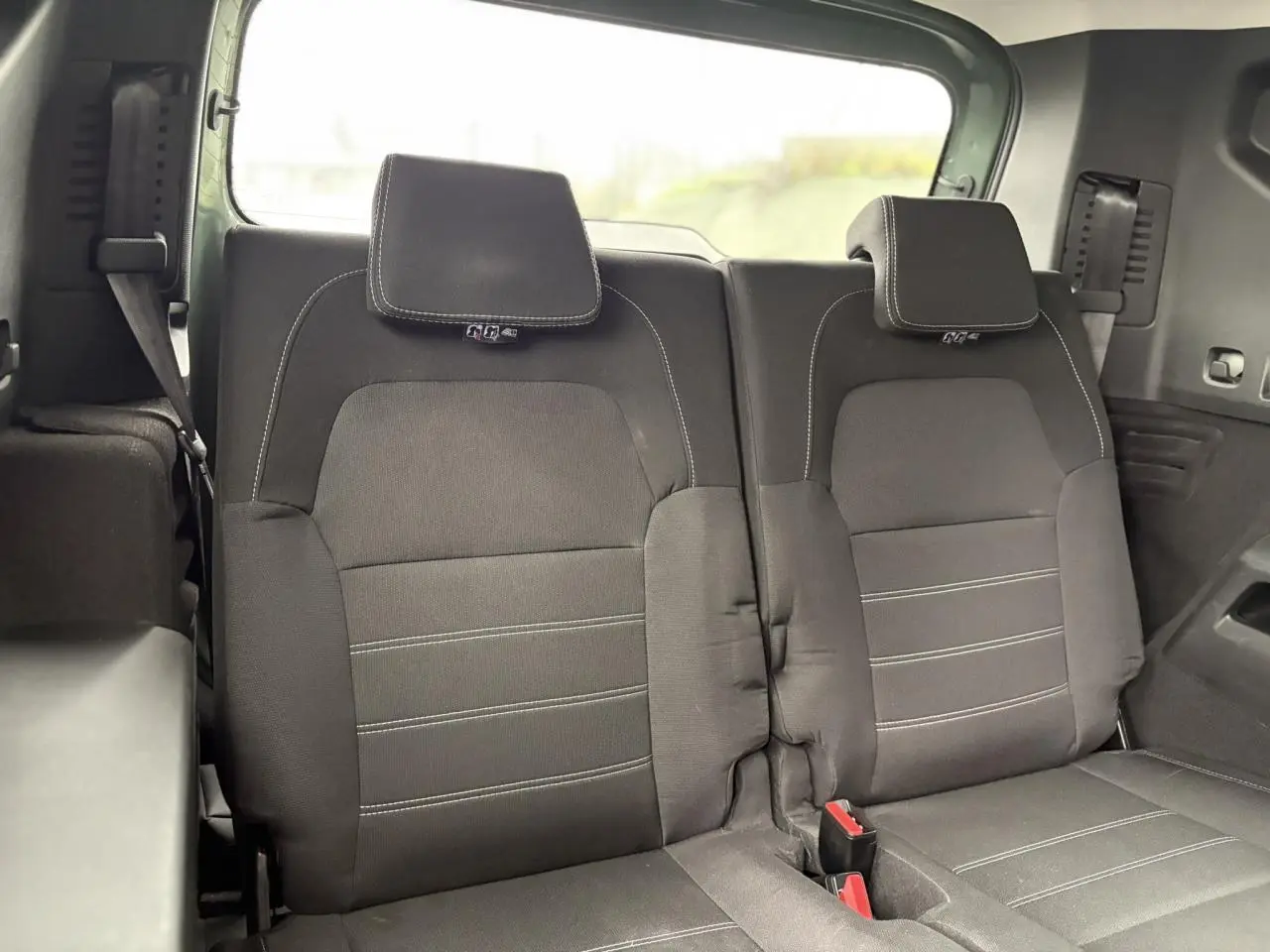 Vue rapprochée des deux sièges arrière rabattables noirs du DACIA JOGGER 2025, version Expression 7 places.