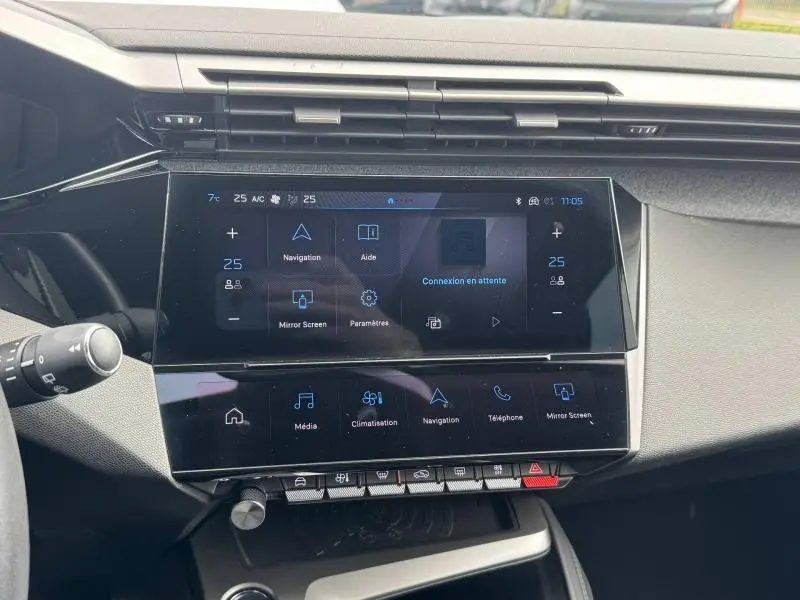 Vue rapprochée de l'écran tactile central et de la console de la Peugeot 308 2024, finition Allure.
