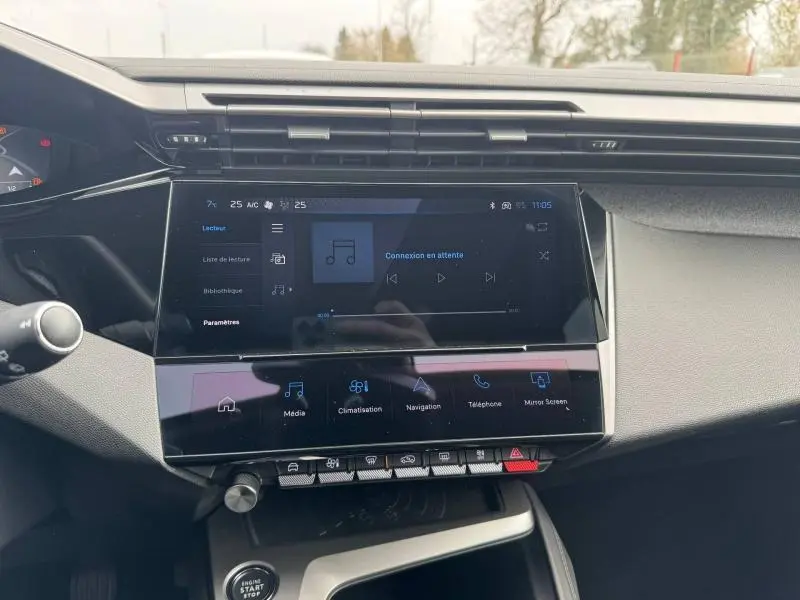 Vue rapprochée de l’écran tactile central et de la console d’une Peugeot 308 Gris Artense 2024, avec commandes tactiles et boutons piano.