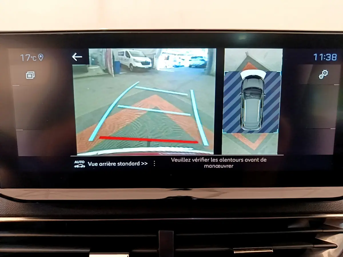 Écran tactile du Peugeot 3008 GT rouge montrant la caméra de recul avec guidage et vue 360° du véhicule.