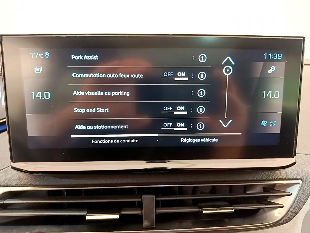 Écran tactile central du tableau de bord du Peugeot 3008 GT rouge, affichant les réglages d'aide au stationnement.