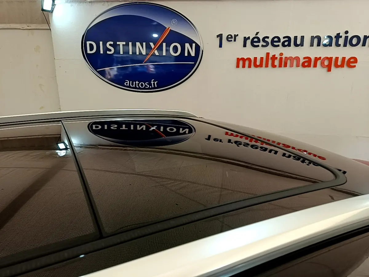 Toit ouvrant panoramique en verre du Peugeot 3008 GT rouge, vue rapprochée en plongée sur le toit.