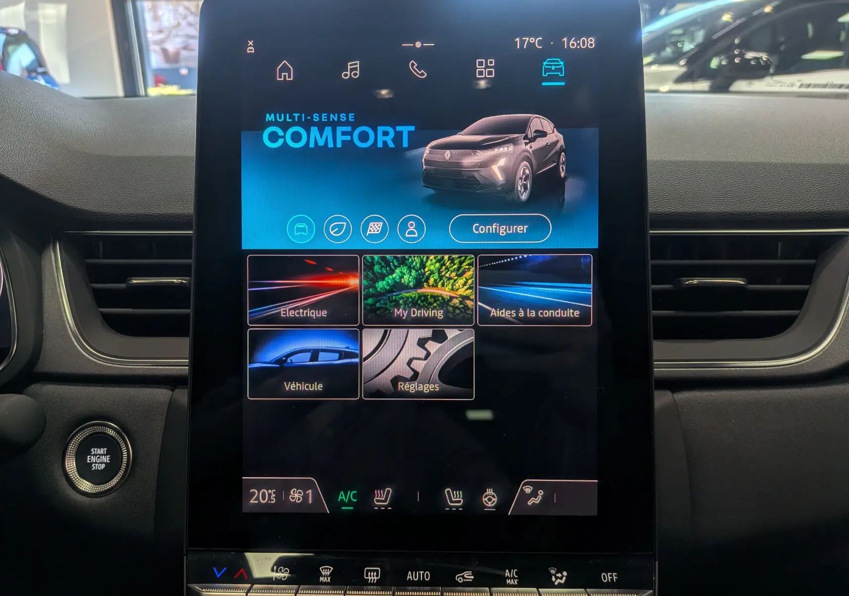 Écran tactile central du Renault Captur E-TECH 2026 affichant le mode Confort avec interface moderne et commandes climatisation.